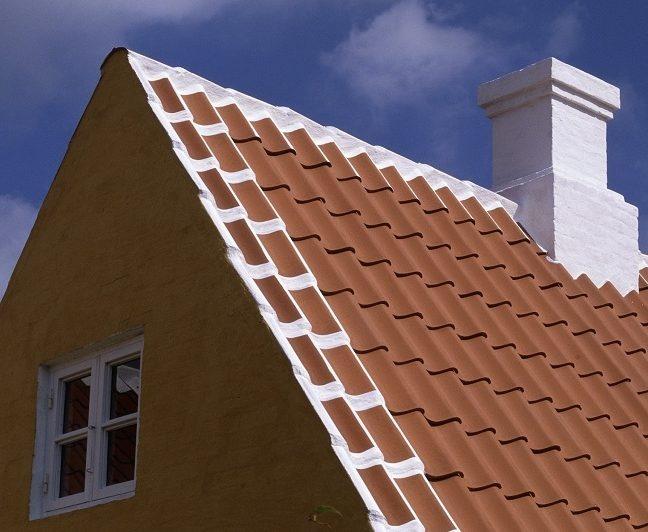 dach wyłożony dachówkami cementowymi