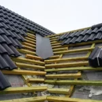 montaż dachówki na dachu