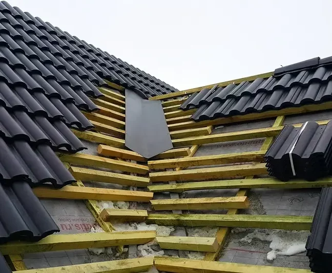 montaż dachówki na dachu